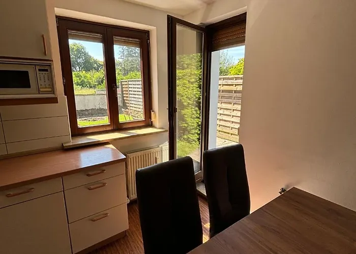 דירה Erdgeschosswohnung Neben Schloss Blutenburg Mit Privatem Garten מינכן